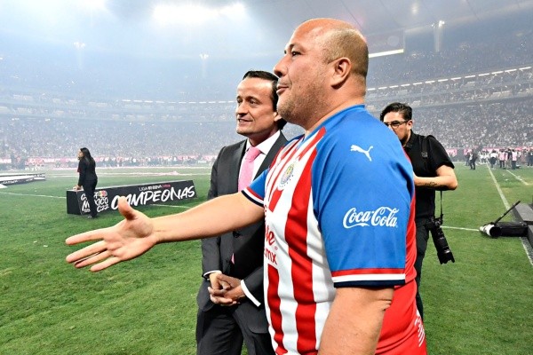 Enrique Alfaro con la playera del Guadalajara (Imago 7)