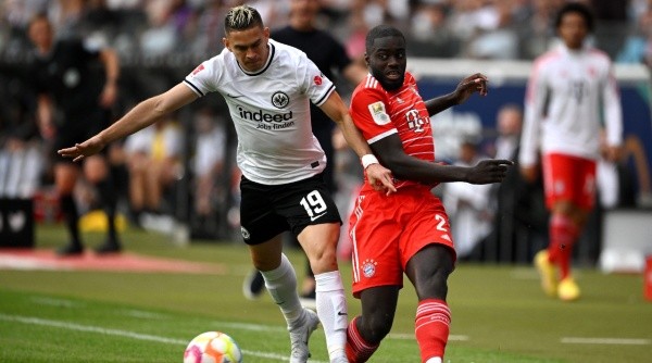 Rafael Santos Borré y Dayot Upamecano, Eintracht Frankfurt vs Bayern Múnich, Bundesliga 2022-23
