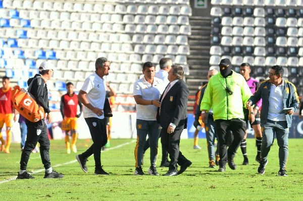 Miguel Herrera y Luis Almada, encarándose en el entretiempo (Imago 7)