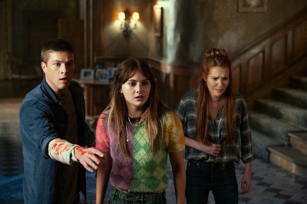 Nina (Darby Stanchfield), Tyler (Connor Jessup) y Kinsey (Emilia Jones) de Locke&Key (Netflix).