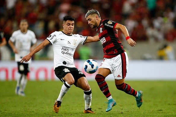 Acción de juego entre Corinthians y Flamengo. Getty.