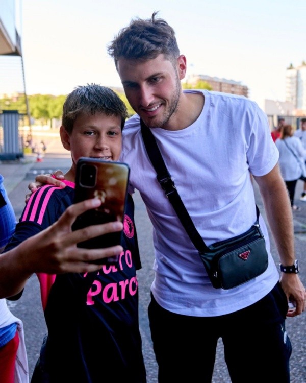 Santi Giménez se tomó fotos con los aficionados. (@Feyenoord)