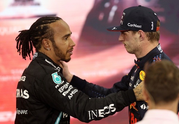 Lewis Hamilton felicitando a Max Verstappen en Abu Dabi (Getty Images)