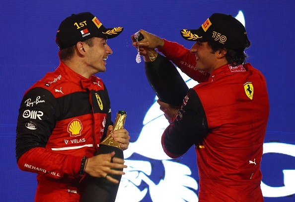 Leclerc e Sainz, dobradinha da Ferrari no GP do Bahrein, na abertura da temporada. Créditos: Lars Baron/Getty Images