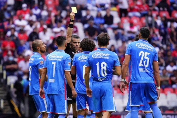 Los jugadores de Cruz Azul no daban crédito a las decisiones de Fernando Hernández (Imago 7)