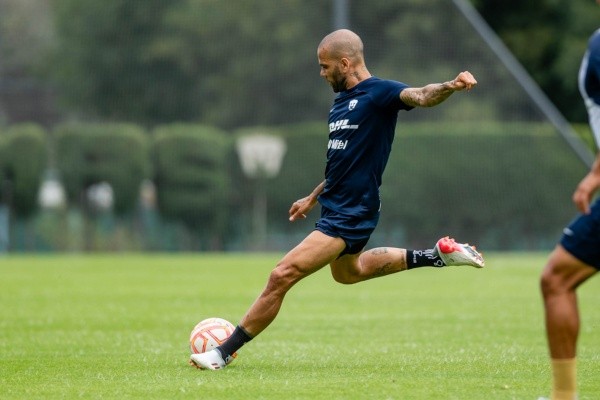 Dani Alves en la práctica en Cantera. @PumasMX