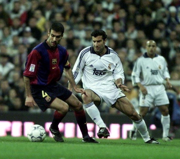 Figo ante Guardiola, su excompañero. Getty.