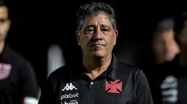 Emilio Faro comandou interinamente mais uma partida do Vasco 
    (Foto: Thiago Ribeiro/AGIF)
