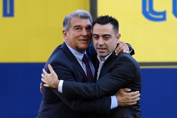 Xavi Hernández y Joan Laporta: Getty 