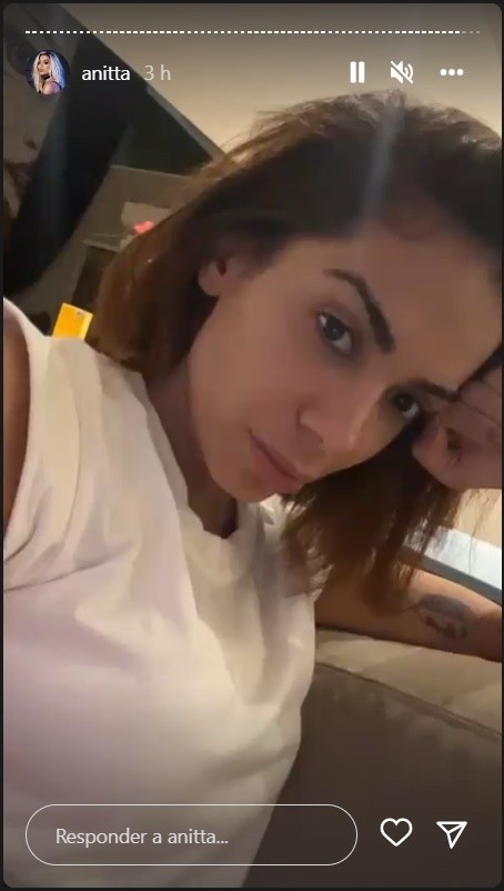 Anitta posta vídeo e avisa: Se beber, não corte o cabelo. Imagem: Story Instagram oficial da cantora.