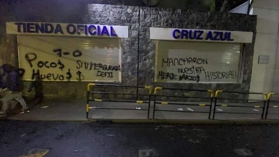 Pintadas en la tienda oficial de Cruz Azul (ESPN)