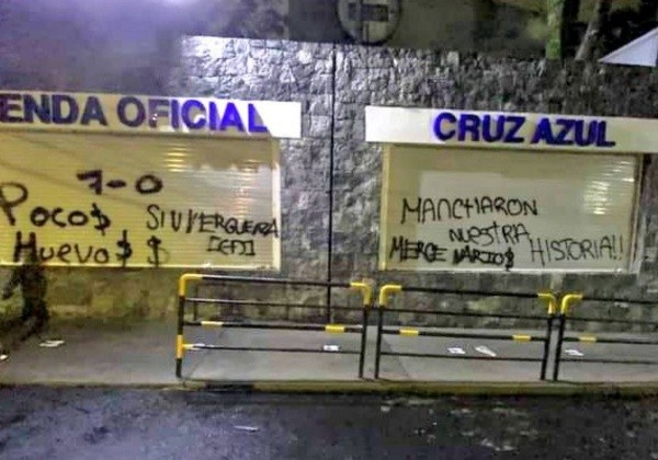 Así se veían los mensajes en las cortinas de la tienda de Cruz Azul en La Noria.