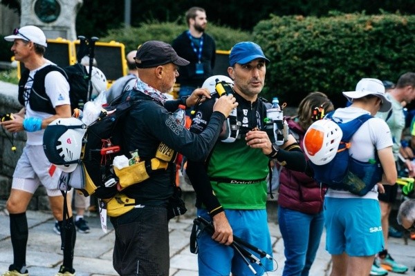 Los corredores largan con elementos de seguridad obligatorios.