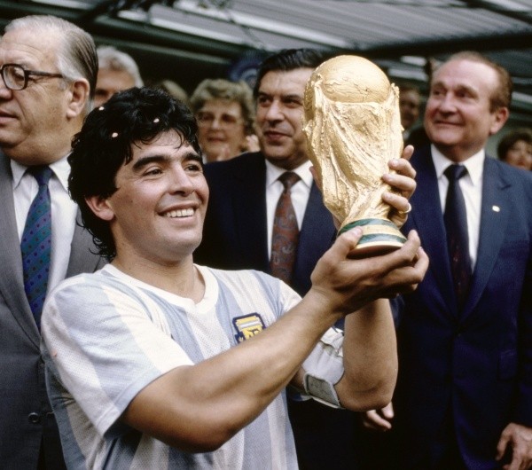 Vuelve A La Argentina El Alemán Matthaus Donó La Camiseta Que Uso Maradona En La Final Del 86 0482