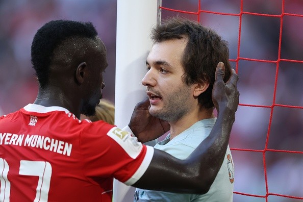 Sadio Mané evitando que se quedará más tiempo ahí. Getty.