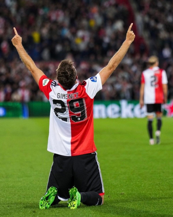 Así festejó Santi Giménez su primer gol. (@Feyenoord)