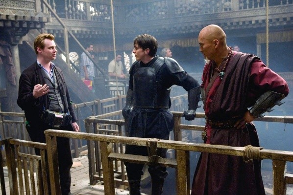 Nolan en el set de Batman Begins juntos a Christian Bale. (IMDb)