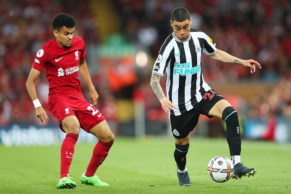 Duelo de sudamericanos de Luis Díaz y Miguel Almirón. Getty.