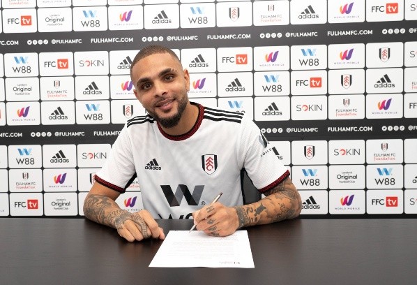 Kurzawa puso la firma. (Fulham FC)