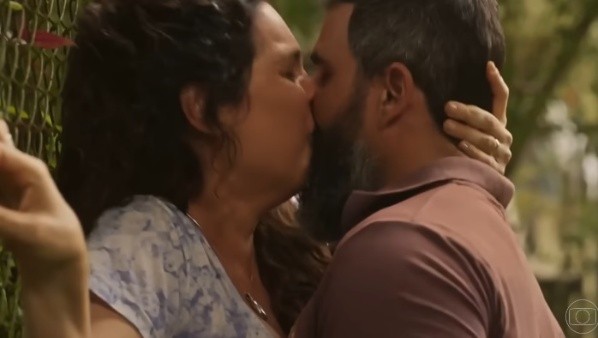Maria Bruaca e Alcides se beijando em Pantanal. Foto: Reprodução/Globo