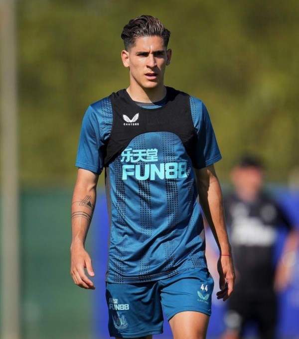 Santiago Muñoz entrenándose con el Newcastle (Instagram de Santi Muñoz)