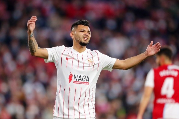 Tecatito Corona, baja por lesión en Sevilla (Foto: Getty Images)