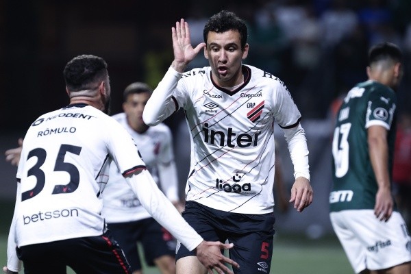 Foto: Ettore Chiereguini/AGIF - Pablo comemora gol do Athletico que reagiu diante do Palmeiras no Allianz Parque