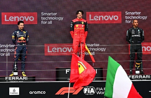 Checo, Sainz y Hamilton, en el podio de Gran Bretaña en 2022 (Getty Images)