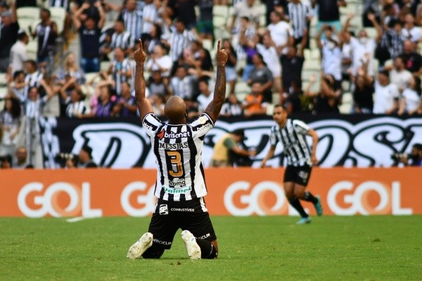 Foto: Kely Pereira/AGIF - Messias comemora gol do Ceará