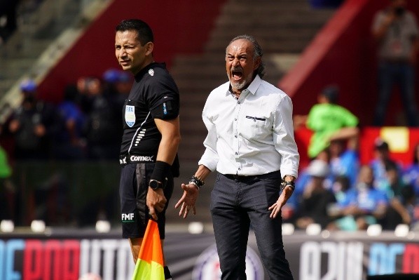 Potro Gutiérrez defendió a dos jugadores (Imago 7)