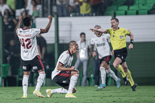 Foto: Heber Gomes/AGIF/ 'Ele tem o toque, e ele não segura'; Áudio de gol do Flamengo contra o Goiás é divulgado. 