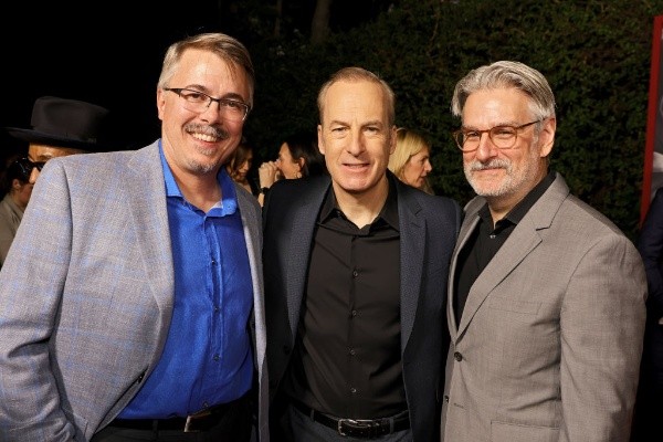 Vince Gilligan, Bob Odenkirk y Peter Gould en la presentación de la última temporada de Better Call Saul. (Getty Images)