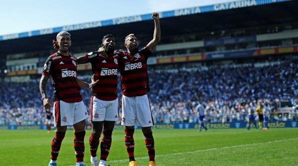 Giorgian de Arrascaeta, junto a Rodinei y Vidal en Flamengo
