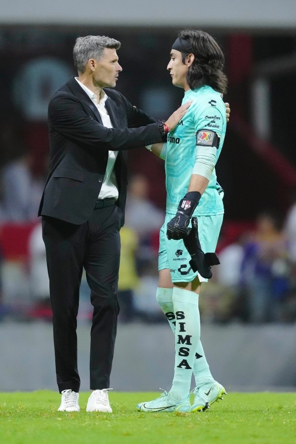 Fernando Ortiz en plática con Carlos Acevedo (Imago 7)