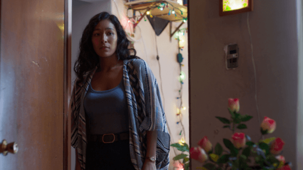 Yoshira Escárrega interpreta a Elisa, una antrópologa que comienza a investigar los asesinatos (Foto: StarzPlay)