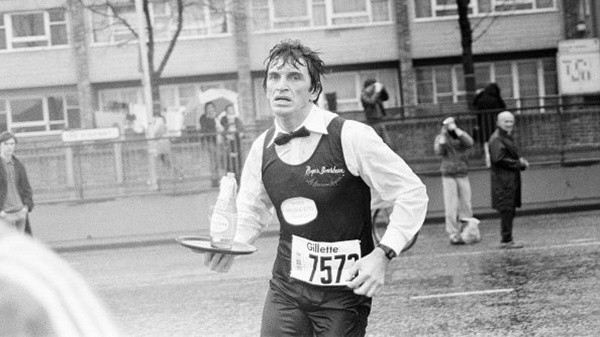 En el Maratón de Londres, Roger Bourban se convirtió en el camarero más rápido del mundo (Getty Images)