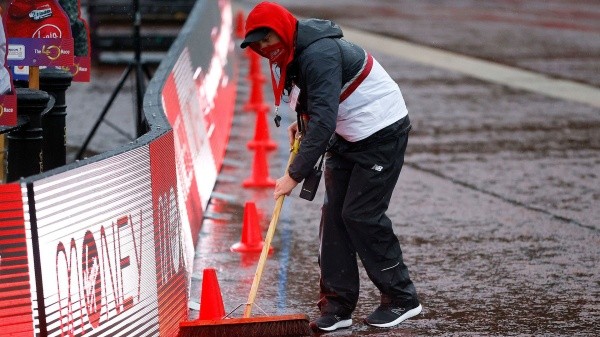 Los voluntarios secando las calles de Londres, en la previa al inicio de una de las ediciones (Getty Images)