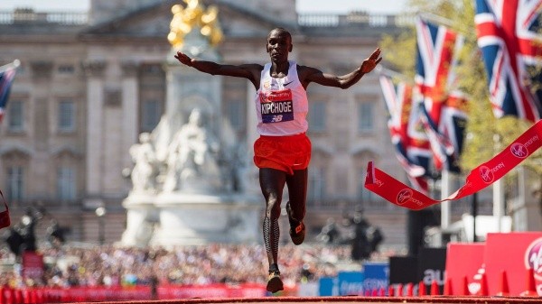 El keniano Eliud Kipchoge al momento de conseguir una de sus cuatro victorias en Londres (Getty Images)