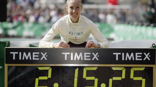 La británica Paula Radcliffe después de conseguir el récord femenino, que aún se mantiene vigente (Getty Images)