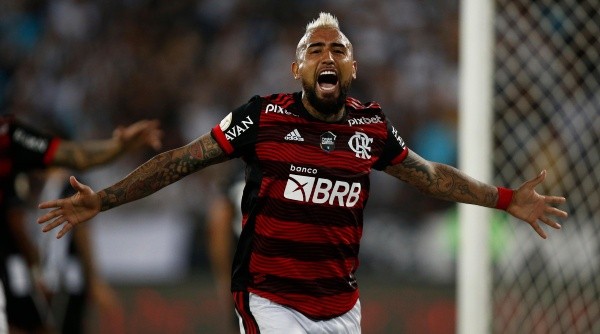 RIO DE JANEIRO, BRAZIL - AUGUST 28: Arturo Vidal of Flamengo celebrates after scoring the first goal of his team with teammates during the match between Botafogo and Flamengo as part of Brasileirao 2022 at Estadio Olimpico Nilton Santos on August 28, 2022 in Rio de Janeiro, Brazil. (Photo by Wagner Meier/Getty Images)-Not Released (NR)