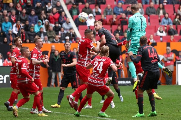 Neuer en el área contraria