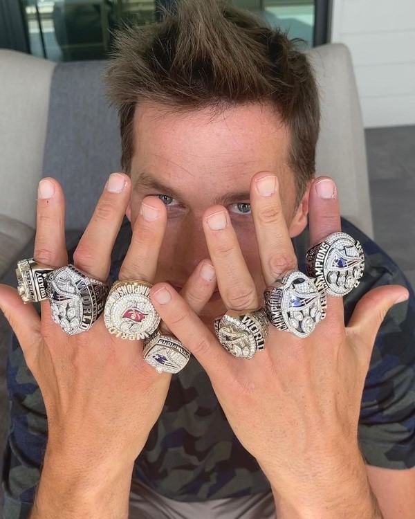 Tom Brady y sus siete anillos de Super Bowl (Instagram @tombrady)