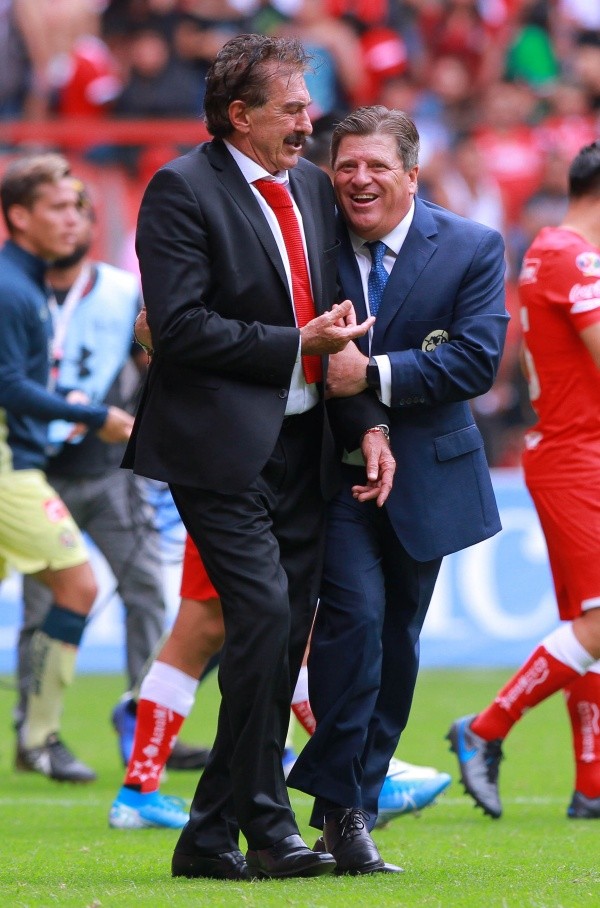 Ricardo La Volpe y Miguel Herrera, a los abrazos en 2019 (Imago 7)