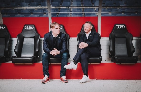 Christoph Freund, a la izquierda. www.redbullsalzburg.at