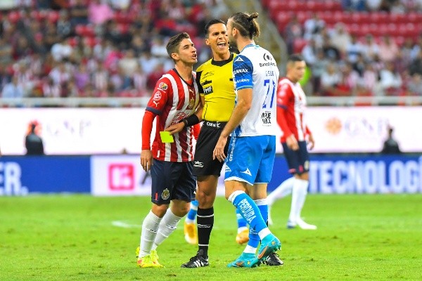 Silva, en encontronazo con Isaac Brizuela. Créditos: Imago7