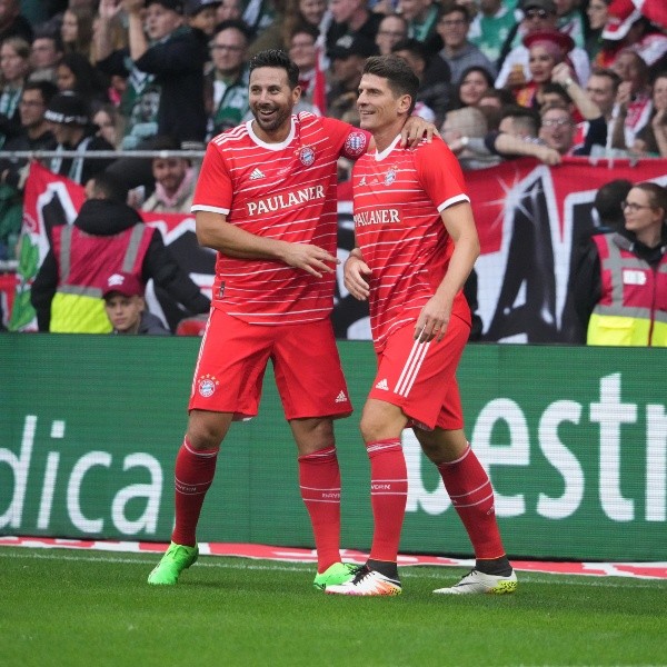 Pizarro junto a Mario Gómez