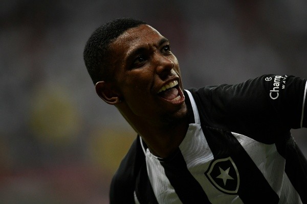 Kanu foi revelado pelo Botafogo - Foto: Mateus Bonomi/AGIF