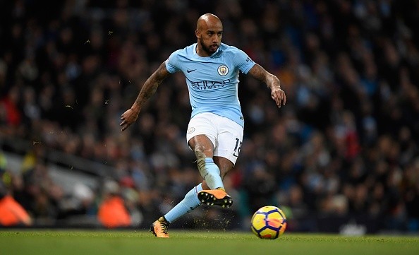 Fabian Delph en acción con City.