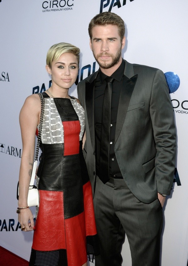 Miley Cyrus y Liam Hemsworth en 2013 (Getty).