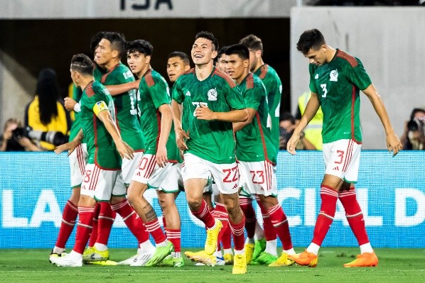 Hirving Lozano celebrando su tanto vs. Perú (Imago 7)